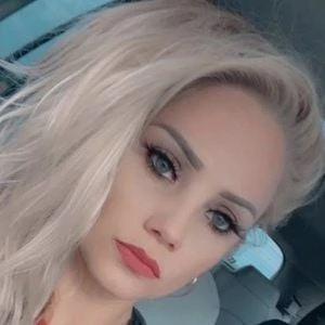 Samantha Young - Family, Bio, Birthday, Family, Income & More