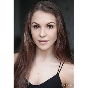 Zoe Arshamian - Age, Bio, Birthdate, Family, Networth & More